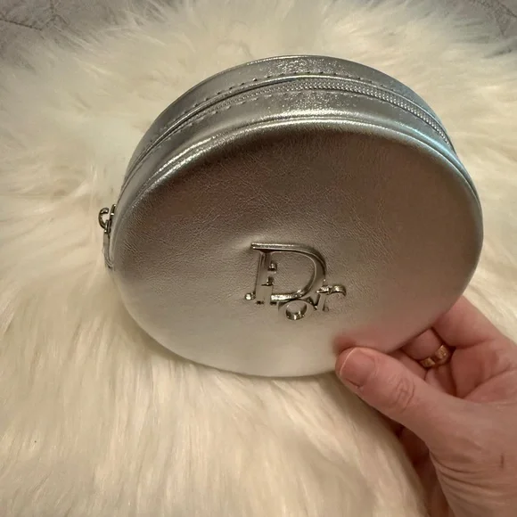 Brand new DIOR travel case comes with 3ml of Capture Totale Retishot - Picture 2 of 3